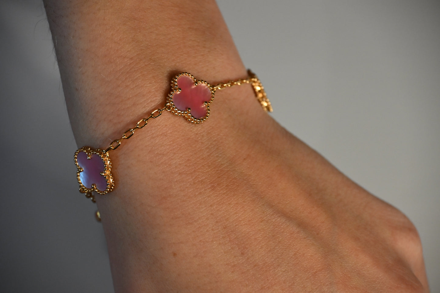 gold 5 motif pink clover alhambra bracelet, top down view