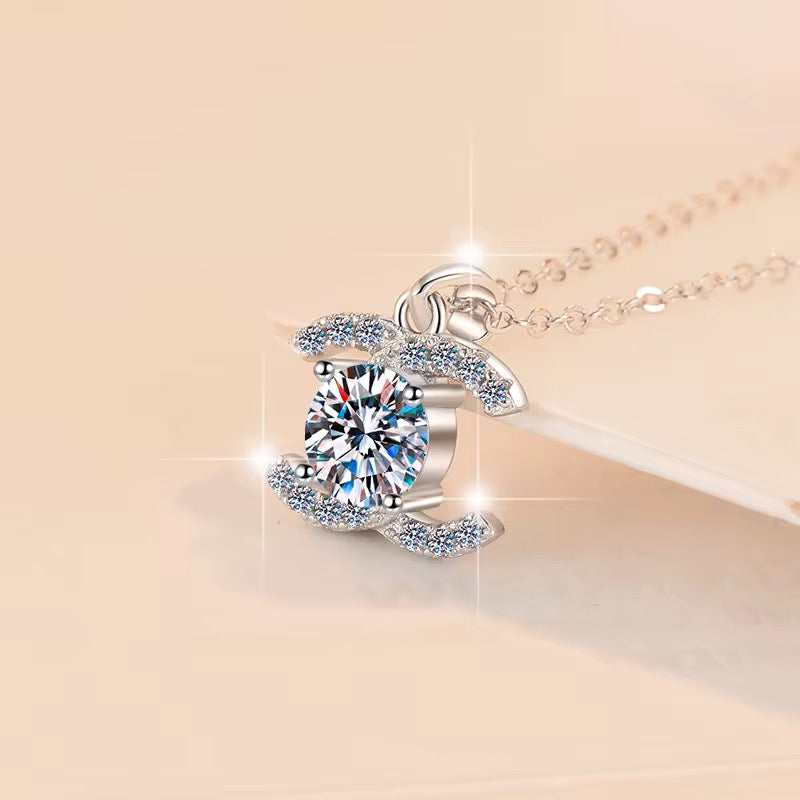 Women’s Concave Moissanite Pendant Necklace